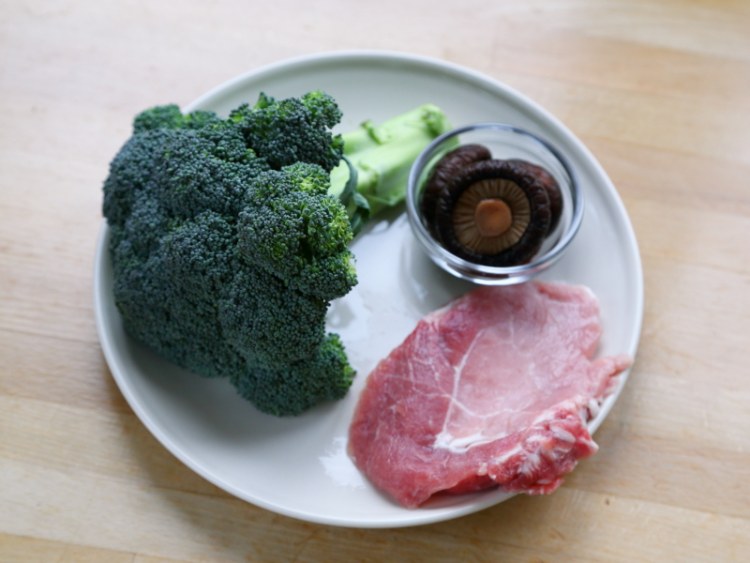 蓝瘦香菇（西兰花瘦肉步骤1