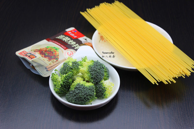 西兰花拌意面#本味家步骤1