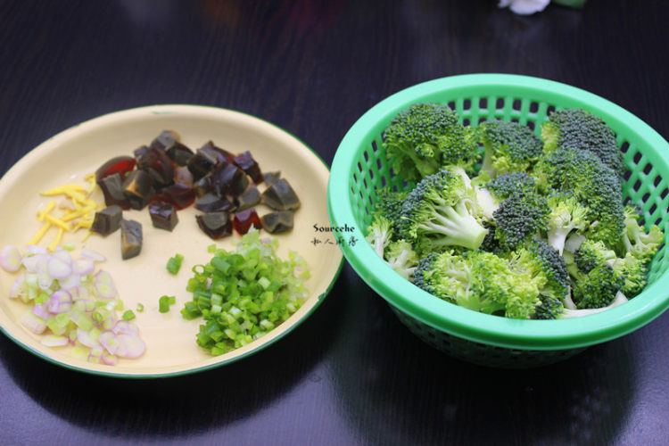 西兰花皮蛋粥#本味家步骤4