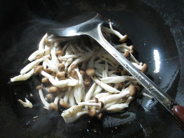 蟹味菇炒西兰花步骤3
