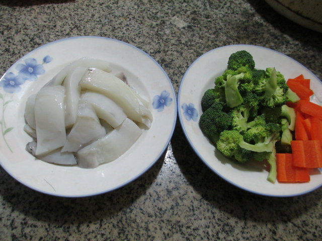 西兰花炒乌贼步骤1