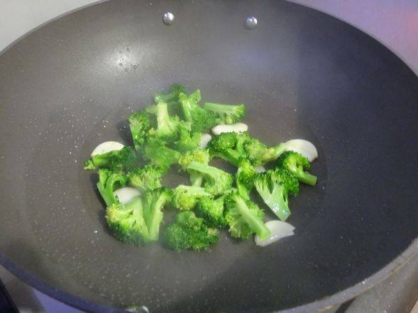 番茄炒西兰花步骤5