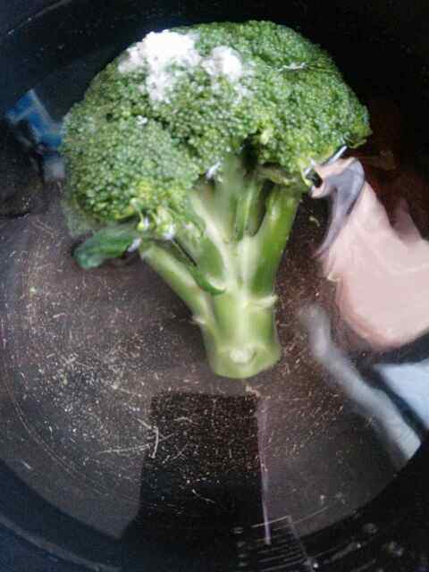 西兰花香菇滑肉片步骤2
