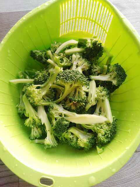 西兰花香菇滑肉片步骤3