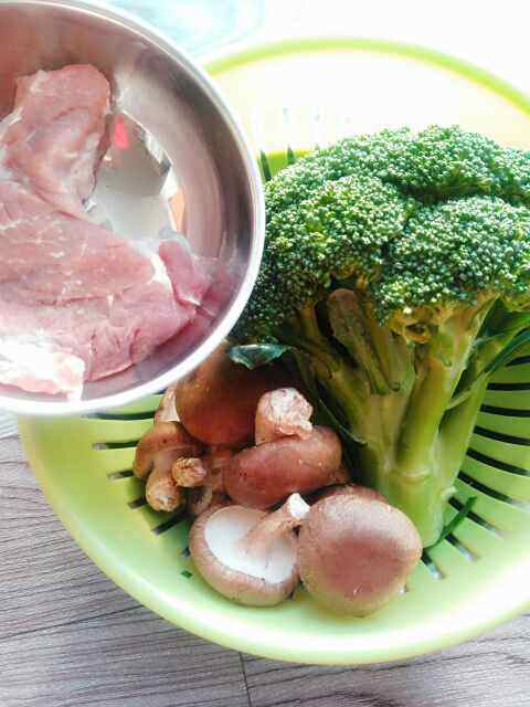 西兰花香菇滑肉片步骤1