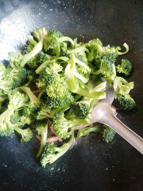 西兰花香菇滑肉片步骤7