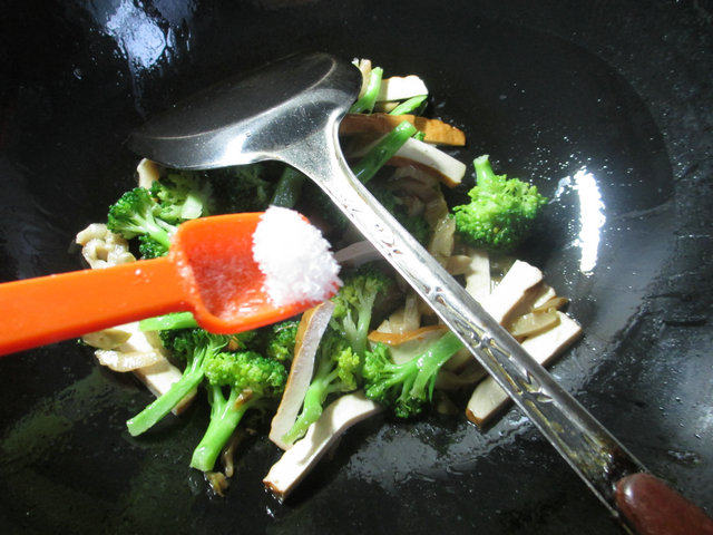 榨菜丝香干炒西兰花步骤6