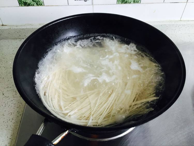鸡蛋酱醋拌面步骤4