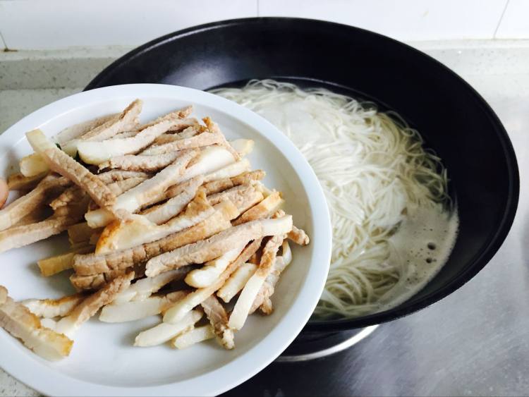 鸡蛋酱醋拌面步骤5