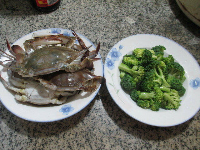 西兰花炒螃蟹步骤1