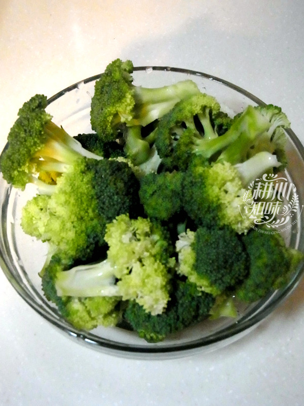 咸鲜酱汁炒西兰花步骤2