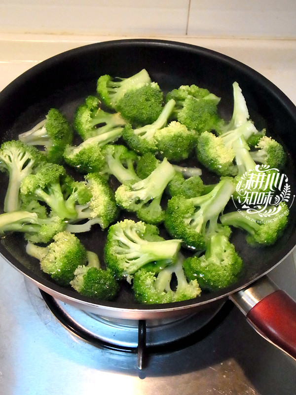 咸鲜酱汁炒西兰花步骤4