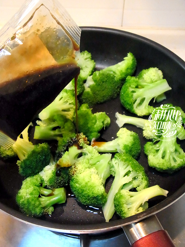 咸鲜酱汁炒西兰花步骤8