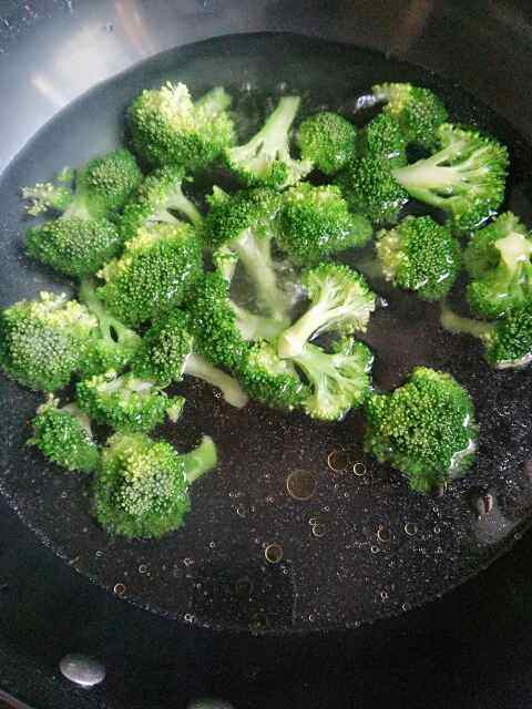 梅干菜西兰花烩豆皮步骤3