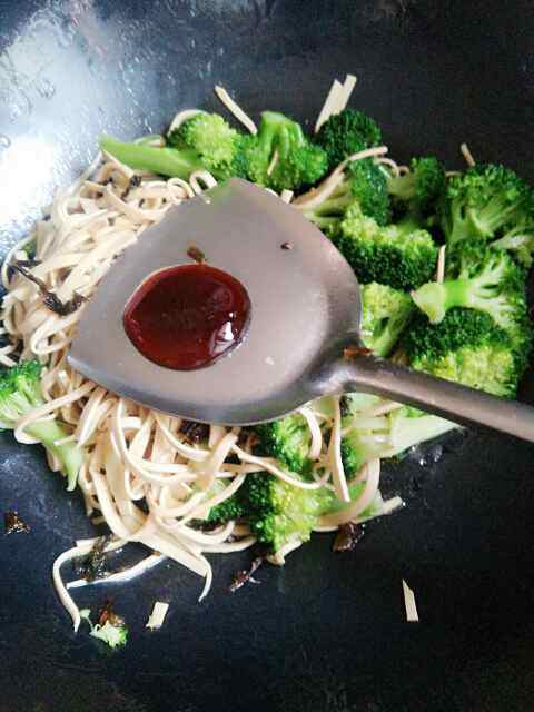 梅干菜西兰花烩豆皮步骤9
