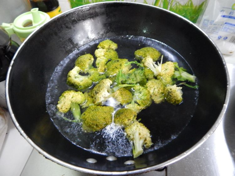 花生米油泼西兰花步骤1
