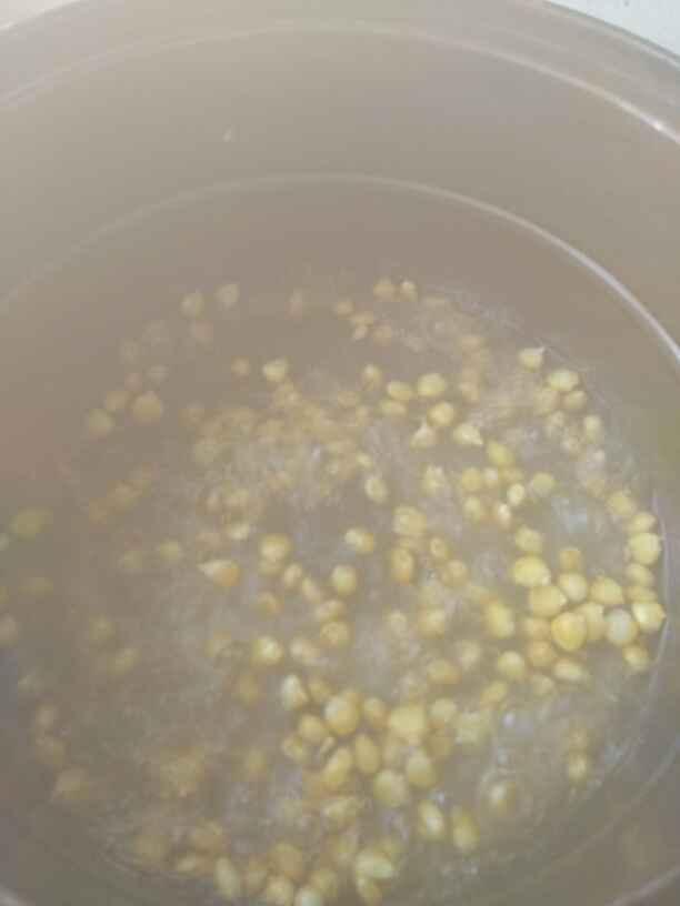西兰花木耳小炒步骤1