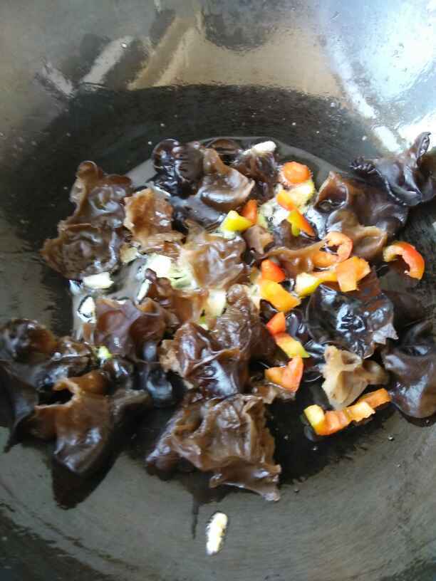 西兰花木耳小炒步骤7