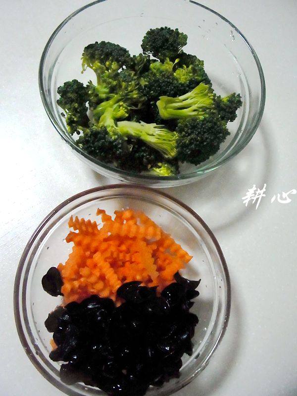 胡萝卜木耳炒西兰花步骤4