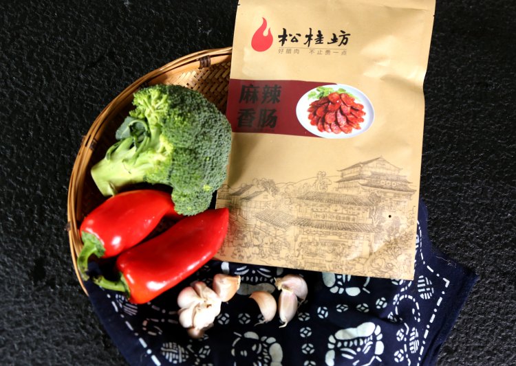 麻辣香肠蒸西兰花步骤1
