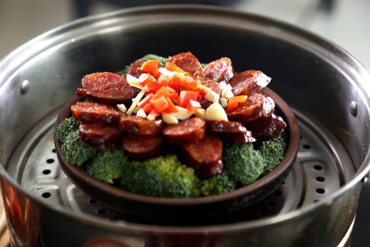 麻辣香肠蒸西兰花步骤7