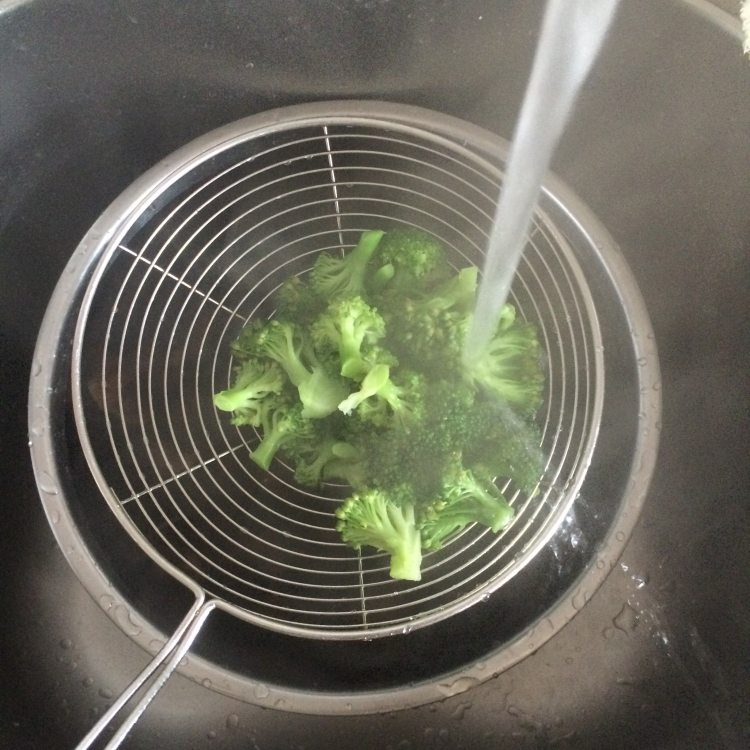 木耳炒西兰花步骤7