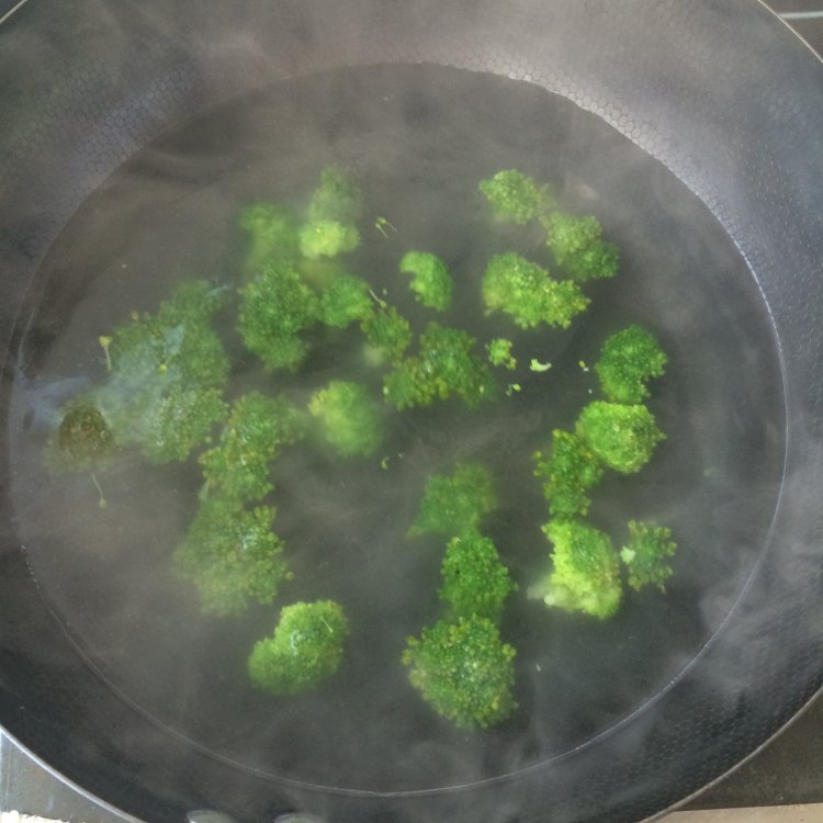 木耳炒西兰花步骤6