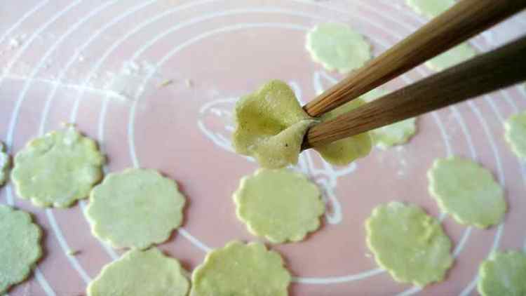 自制宝宝西兰花蝴蝶面步骤6