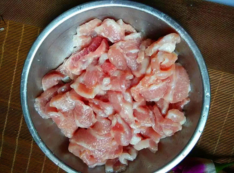 肉炒西兰花步骤1