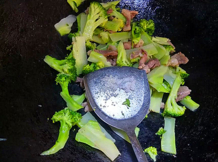 肉炒西兰花步骤5