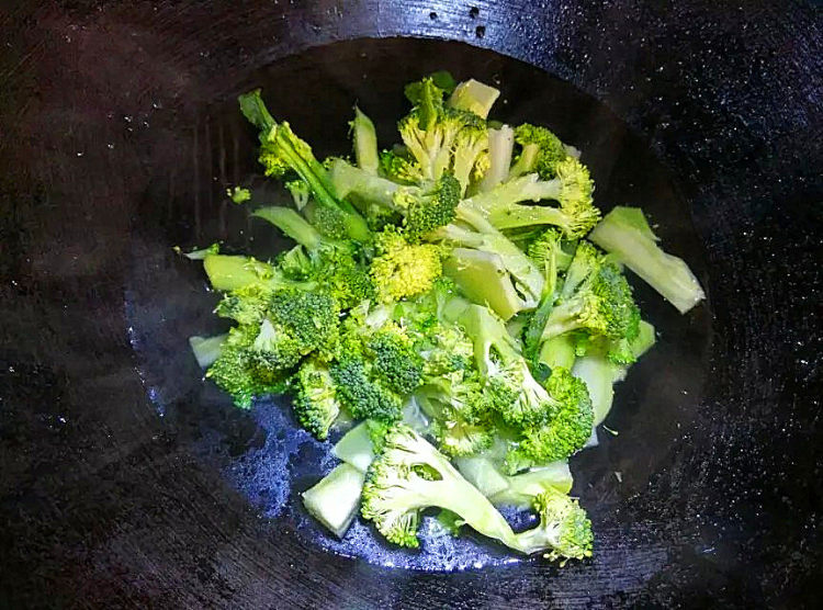 肉炒西兰花步骤2