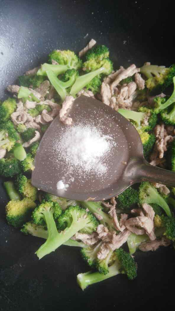 西兰花炒肉丝步骤9