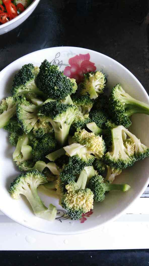 干煸西兰花步骤1