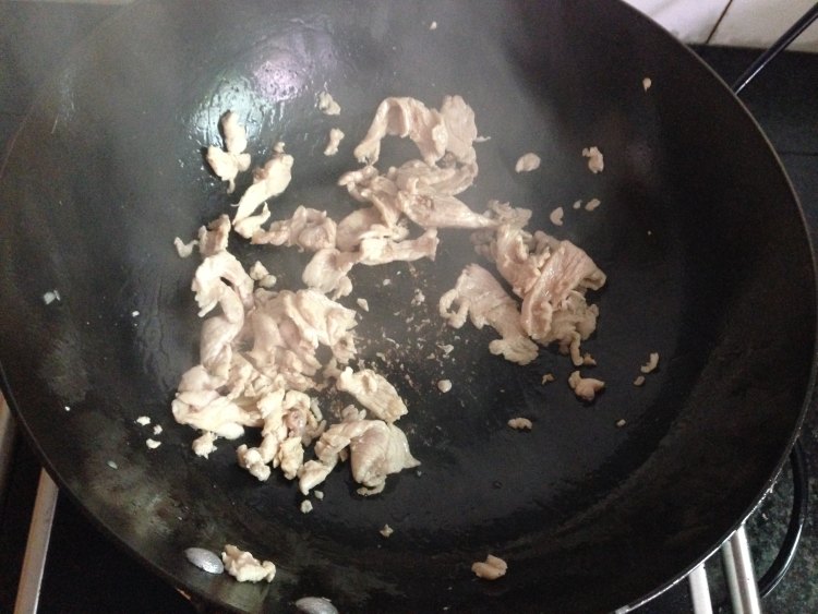 鸡胸肉炒西兰花梗步骤3