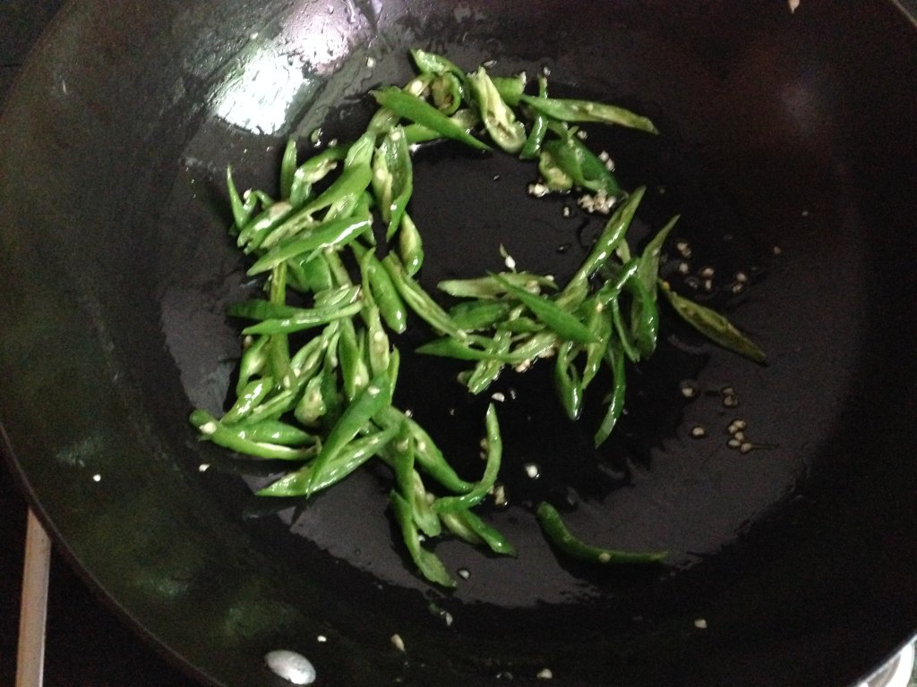 鸡胸肉炒西兰花梗步骤2