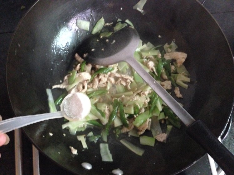 鸡胸肉炒西兰花梗步骤5