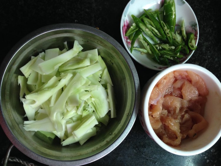 鸡胸肉炒西兰花梗步骤1
