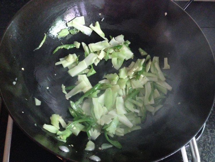 鸡胸肉炒西兰花梗步骤4