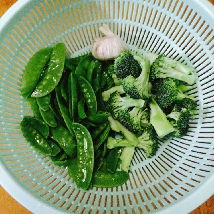 西兰花荷兰豆双拼步骤1