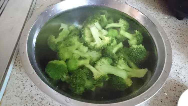 蚝油西兰花炒杏鲍菇步骤3