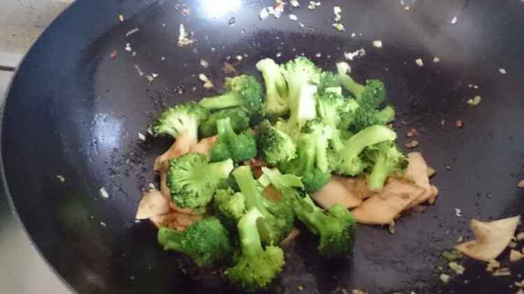 蚝油西兰花炒杏鲍菇步骤7