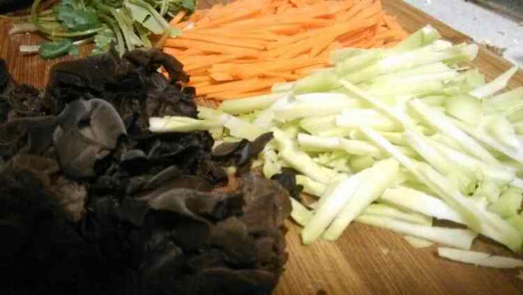 新肉炒三丝步骤2