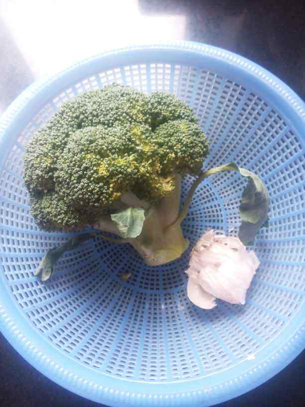 蘸酱西兰花步骤1