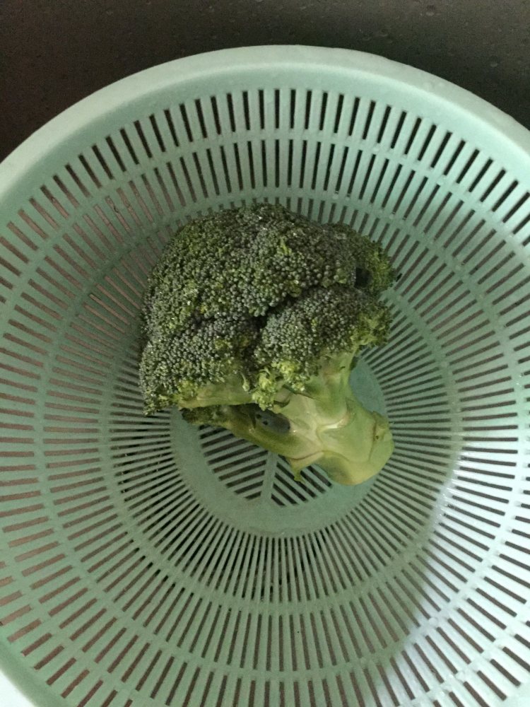 西兰花炒西芹步骤2