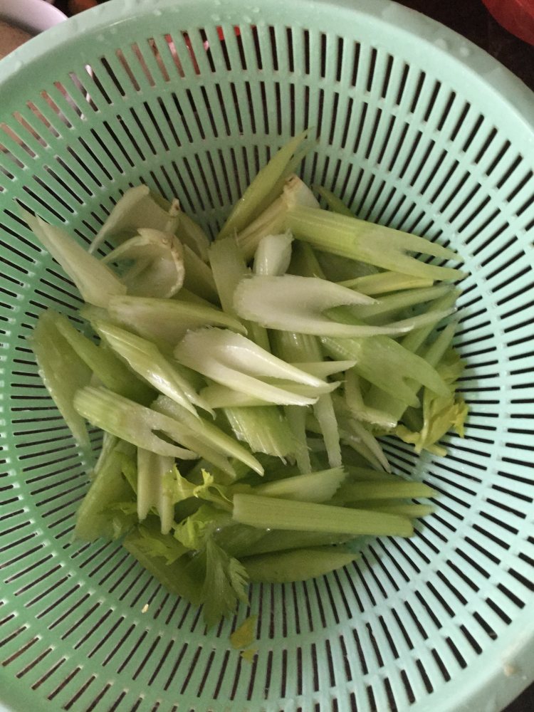 西兰花炒西芹步骤3