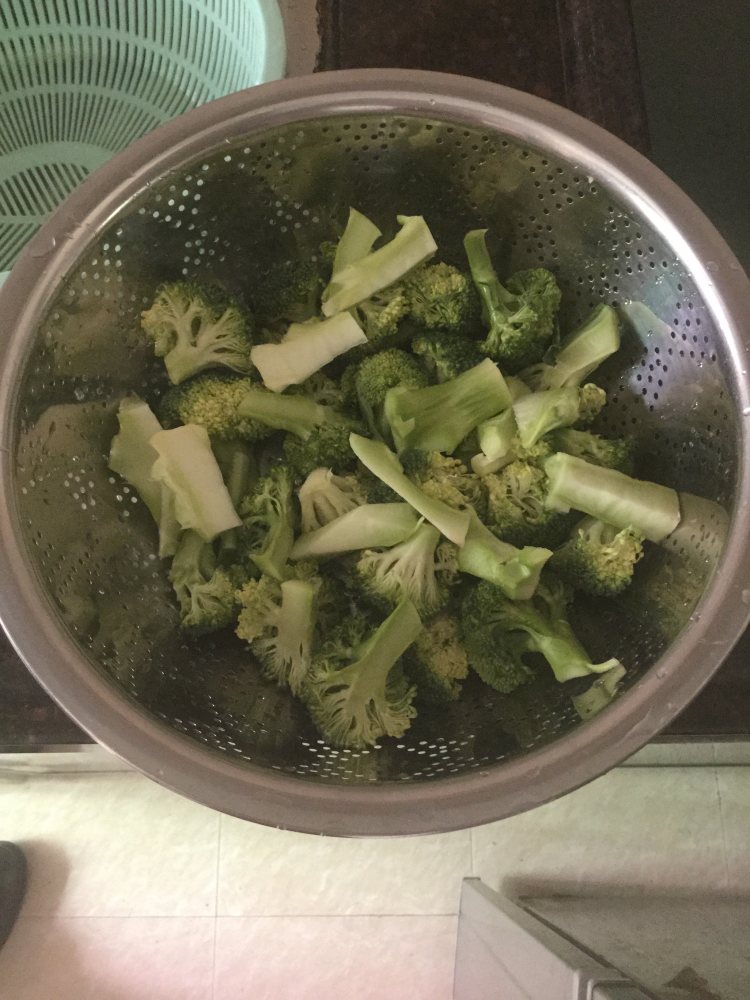 西兰花炒西芹步骤4