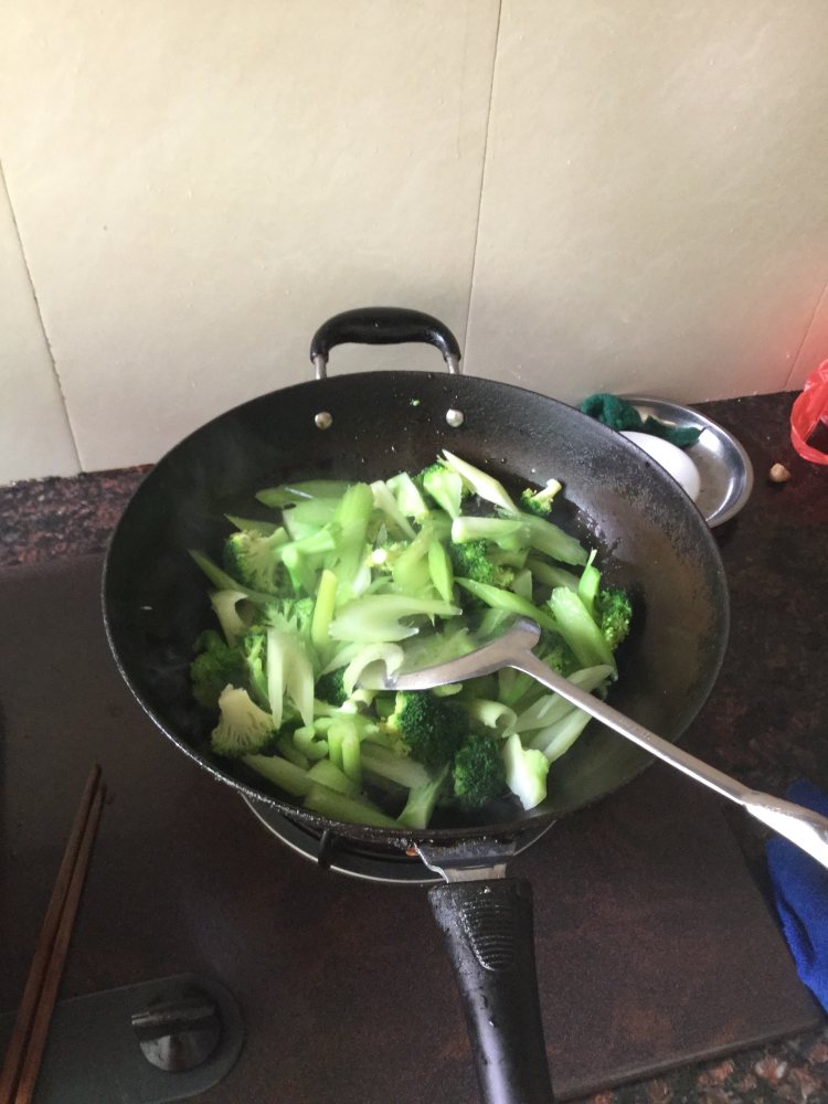 西兰花炒西芹步骤7