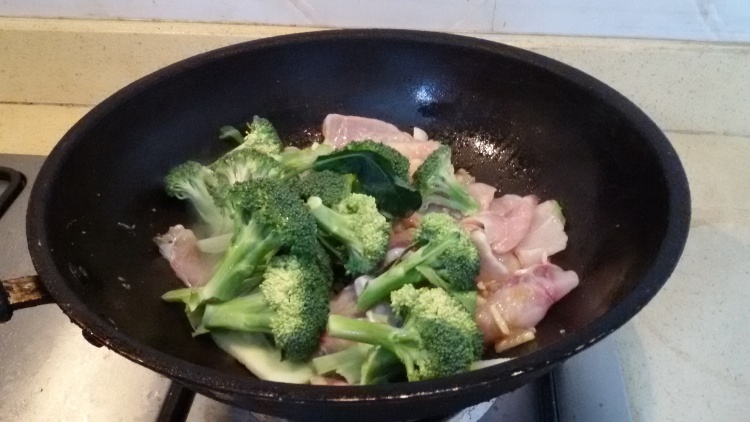 西兰花香炒脆鲩步骤8
