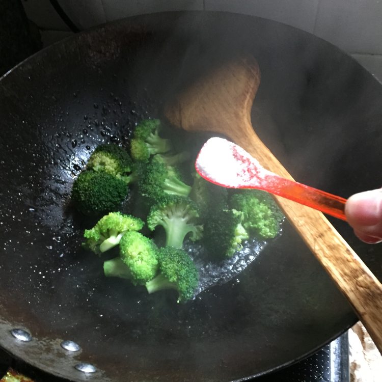 香菇肉片西兰花步骤4