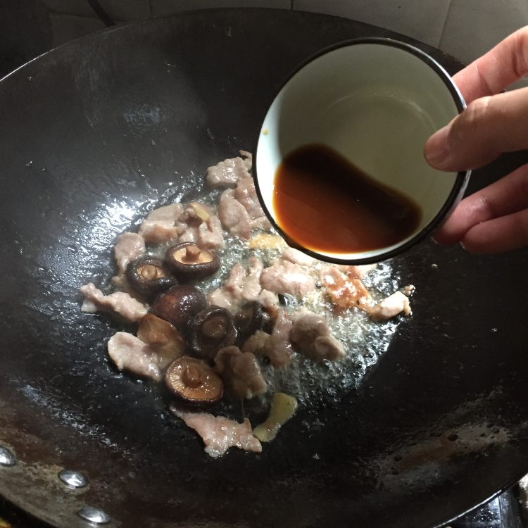 香菇肉片西兰花步骤7